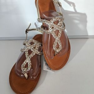 NWT Universal Thread Jana Gold Silver Sandal 8